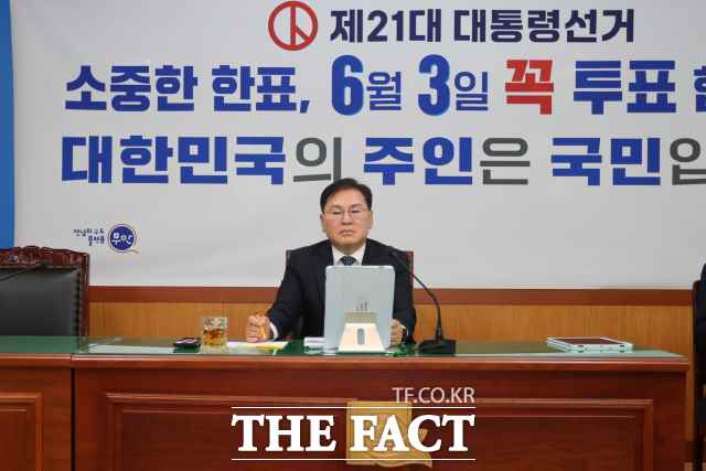 정현구 부군수가 투표율 제고 현안회의를 주재하고 있다./무안군