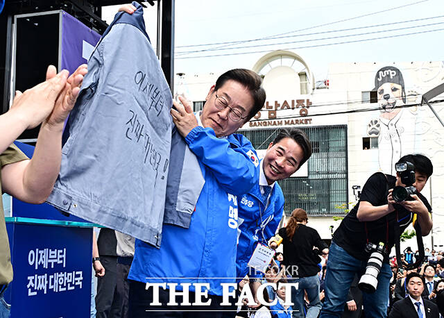 이제는 진짜 대한민국이라고 적힌 작업복 전달 받은 이재명 후보.