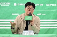  서울국제환경영화제 설명하는 정재승 공동집행위원장 [포토]