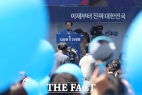  '이재명을 지켜라'...저격에 대비해 유세현장 등장한 풍선과 손거울 [TF사진관]