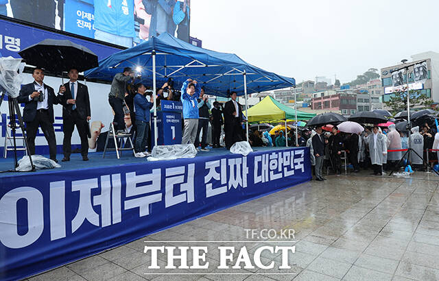 단상에 올라 시민들에게 인사하는 이재명 후보. /여수=뉴시스