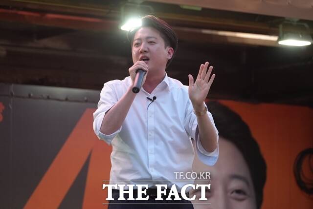 이준석 개혁신당 대선 후보가 국민의힘을 고쳐 쓸 수 없는 상태라고 진단했다. 이 후보가 14일 오후 부산 서면 젊음의거리 유세 현장에서 발언하고 있다. /개혁신당