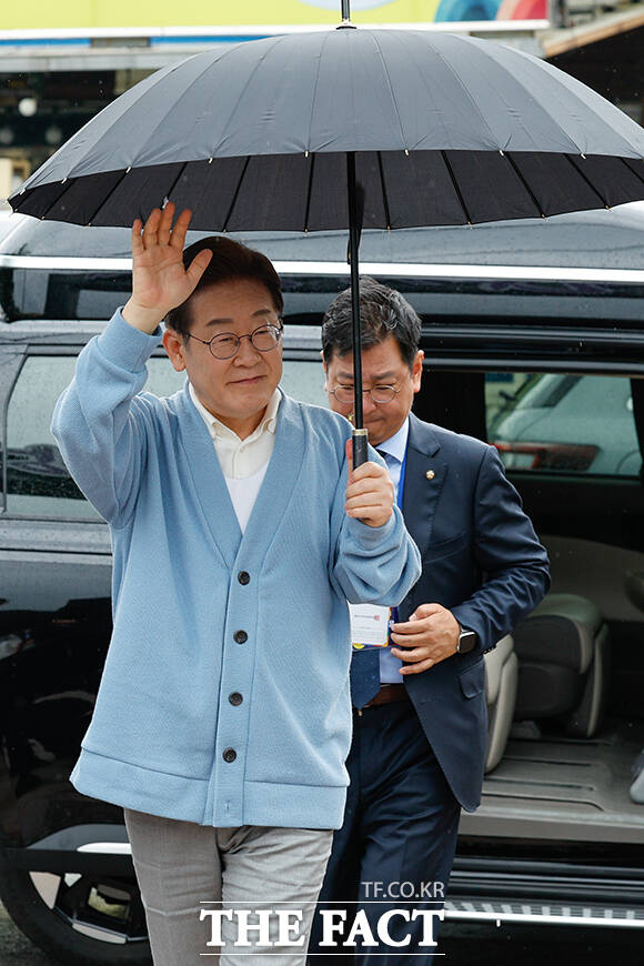 화개장터 입구에서 지지자들에게 인사하는 이재명 후보. /하동=뉴시스