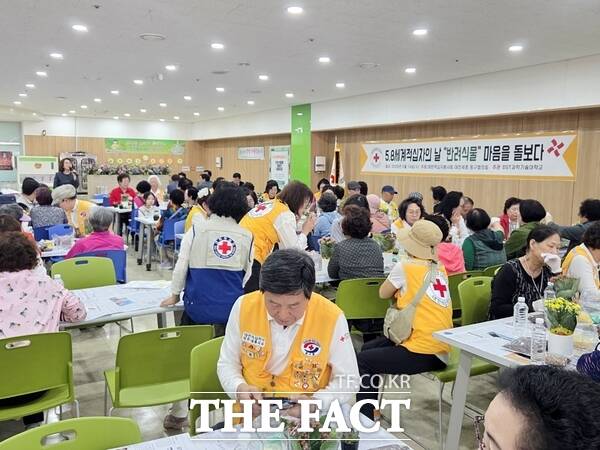 대한적십자사 대전세종지사동구지구협의회는 14일, ‘세계적십자의 날’을 기념해 대전 동구청에서 관내 어르신 77명을 모시고 ‘반려식물 마음을 돌보다’ 프로그램을 진행했다./대한적십자사 대전세종지사