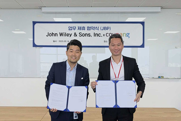 웨인 리 쿠팡 리테일 전무와(왼쪽)와 초멩 탄 와일리 아시아 시니어 디렉터(오른쪽)가 기념 촬영을 하고 있다. /쿠팡