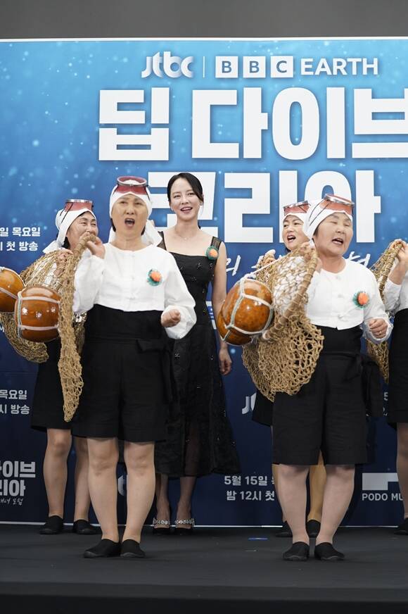 송지효의 해녀 모험은 매주 목요일 밤 12시 방송한다. /JTBC