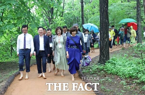 대전시가 15일 한밭수목원 맨발걷기 산책로 개장식을 개최했다. /대전시