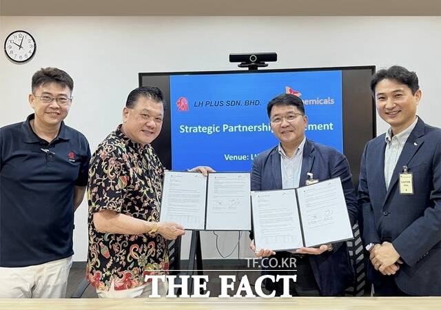 김응수 SK케미칼 그린소재사업본부장(좌측 세 번째)와 캘럼 챈(Callum Chen, 좌측 두 번째) LH플러스 대표이사가 15일 말레이시아 소재 LH플러스 본사에서 열린 협약식에서 협약서 서명 후 기념 촬영을 하고 있다. /SK케미칼