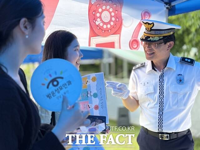 서울 광진경찰서가 지난 14일 축제가 열리고 있는 세종대학교 캠퍼스 내에 부스를 마련했다. 여성청소년과, 범죄예방과, 교통과 직원들이 일상에서 벌어질 수 있는 범죄 예방을 위해 대학생 소통에 나섰다. /정인지 기자