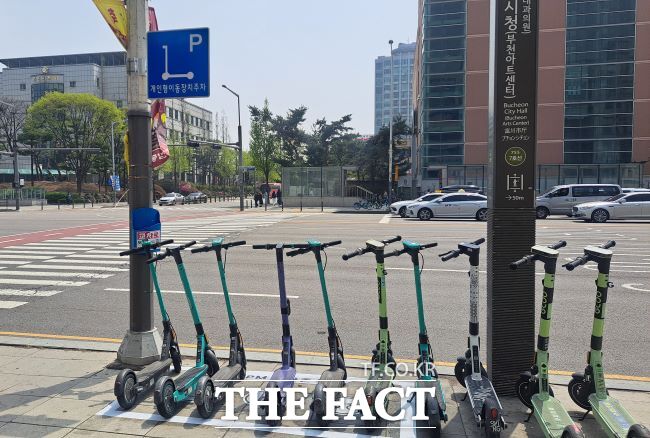 부천시청역 일원 개인형 이동장치(PM) 공용 주차존 정비 모습. /부천시