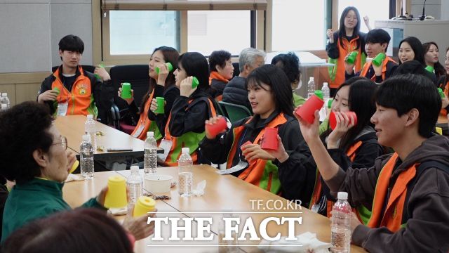 인하대학교 학생사회봉사단 인하랑 단원들과 어르신들이 컵타 프로그램(컵을 두드리며 음악에 맞춰 동작을 하는 놀이)을 하고 있다./인하대학교