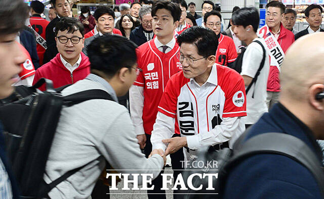 김문수 국민의힘 대통령 후보가 15일 오전 서울 구로구 신도림역에서 출근길 시민들과 인사를 나누고 있다. /임영무 기자