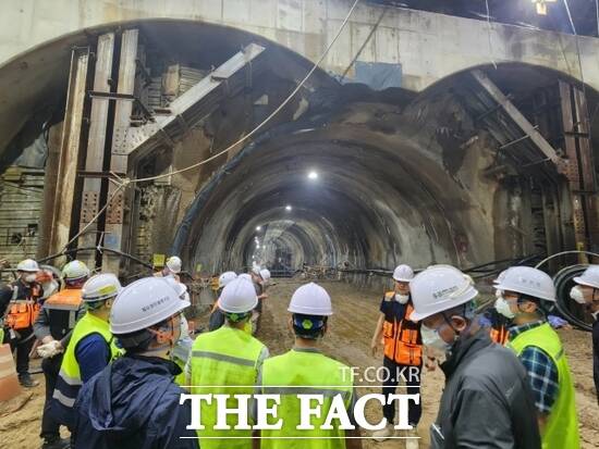 경기도 철도건설기술자문위원들이 최근 도봉산~옥정 광역철도 2공구 103정거장 터널을 찾아 안정성을 점검하고 있다./경기도