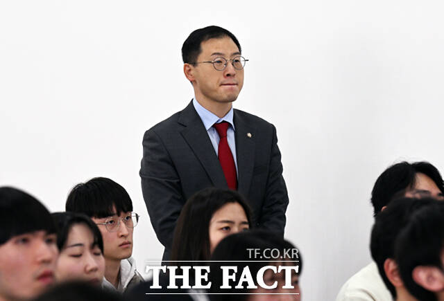 더불어민주당은 국민의힘을 탈당한 김상욱 무소속 의원이 15일 이재명 대통령 후보에 대해 지지를 선언하자 일제히 환영한다는 입장을 내놨다. /이새롬 기자