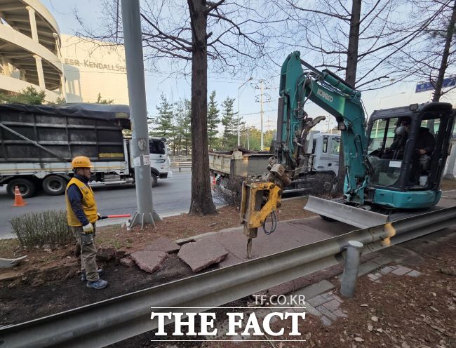 봉오IC 일원 자전거 도로 노면 포장 정비 모습. /부천시