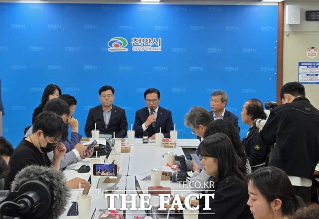 15일 김석필 천안시장 권한대행 부시장이 천안시청 브리핑실에서 출입 기자들과 차담회를 하고 있다./정효기 기자