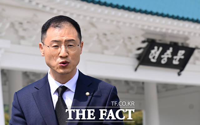 김상욱 무소속 의원이 15일 이재명 더불어민주당 대선에 대해 지지를 선언했다. 사진은 김 의원이 지난 8일 서울 동작구 국립현충원을 찾아 현충탑에 참배한 뒤 기자회견을 열어 국민의힘 탈당 입장을 밝히는 모습. /이새롬 기자