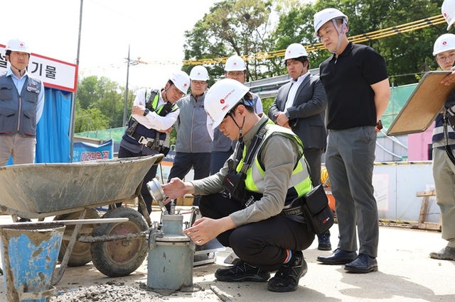 롯데건설 직원이 서초 헌인마을 현장에서 차세대 혼화제가 적용된 콘크리트를 테스트하고 있다. /롯데건설