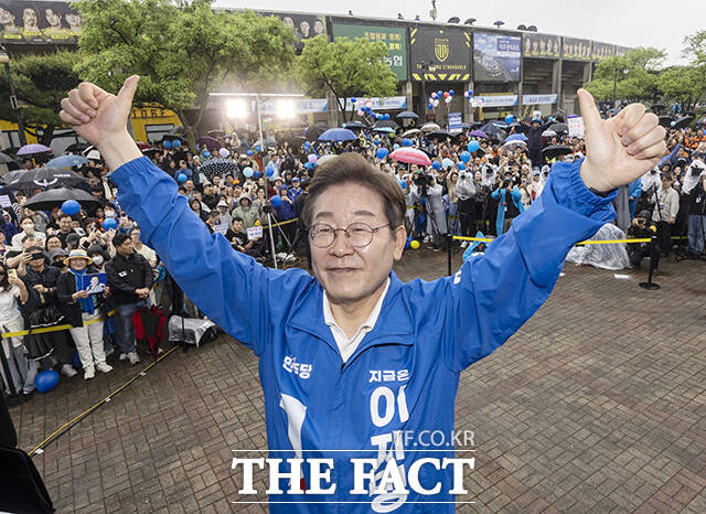 폭우에도 엄치 척! /광양=뉴시스