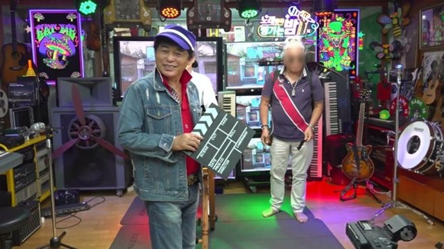 요즘 인생각설이란 노래로 가수로도 활동 중인 박은수가 사기 혐의로 피소됐다. 그는 농촌드라마 전원일기의 일용이로 잘 알려진 배우로 10여년전에도 사기범죄에 연루된 바 있다. /팬커뮤니티
