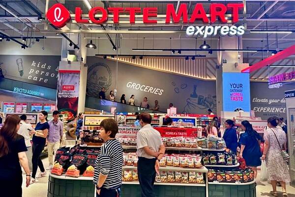 롯데마트가 15일 싱가포르 최대 유통업체 NTUC 페어프라이스의 대형 할인점 페어프라이스 엑스트라 비보시티점에 K-그로서리 전문매장 롯데마트 EXPRESS 1호점을 오픈한다. /롯데마트