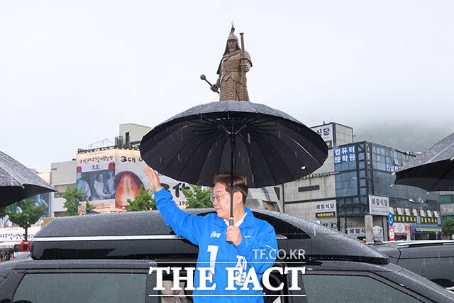 이순신광장에서 시민들에게 인사하는 이재염 후보. /여수=뉴시스