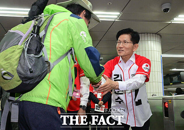 윤호중 더불어민주당 총괄본부장은 김문수 국민의힘 대통령 후보를 겨냥해 윤석열 전 대통령 덕에 장관도 해보고 대통령 후보까지 됐는데 끊어낼 리가 만무하다고 직격했다. /임영무 기자