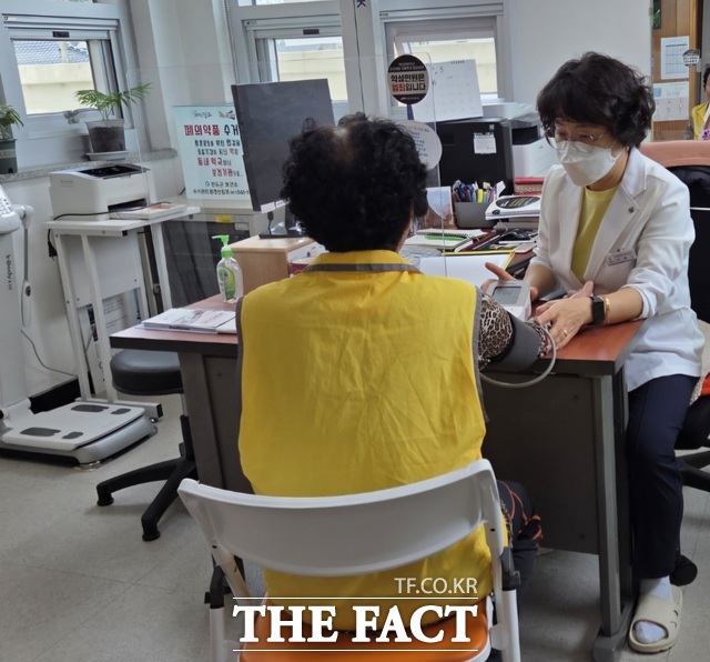 진도군이 보건의료원 오는 7월 11일까지 진료 시간을 야간 연장 운영한다./진도군