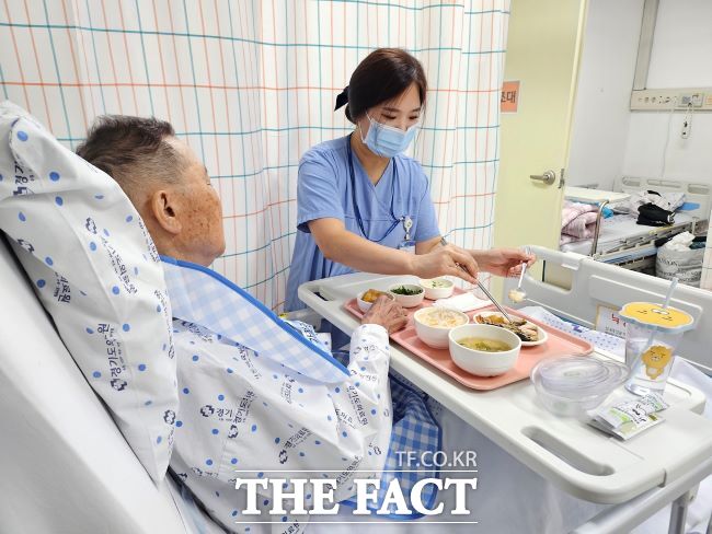 한 환자가 경기도의료원 간호간병 통합 서비스를 받고 있다. /경기도의료원
