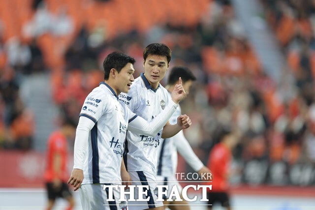 완벽에 가까운 공수 밸런스를 보이고 있는 김천 선수들./K리그