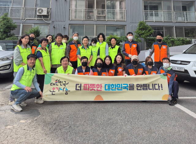 광양시 중마동 지역사회보장협의체 위원들과 한전MCS 광양지점 봉사자들이 기념 촬영을 하고 있다./광양시