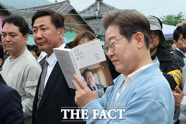 지지자들에게 사인 해주는 이재명 후보. /하동=뉴시스