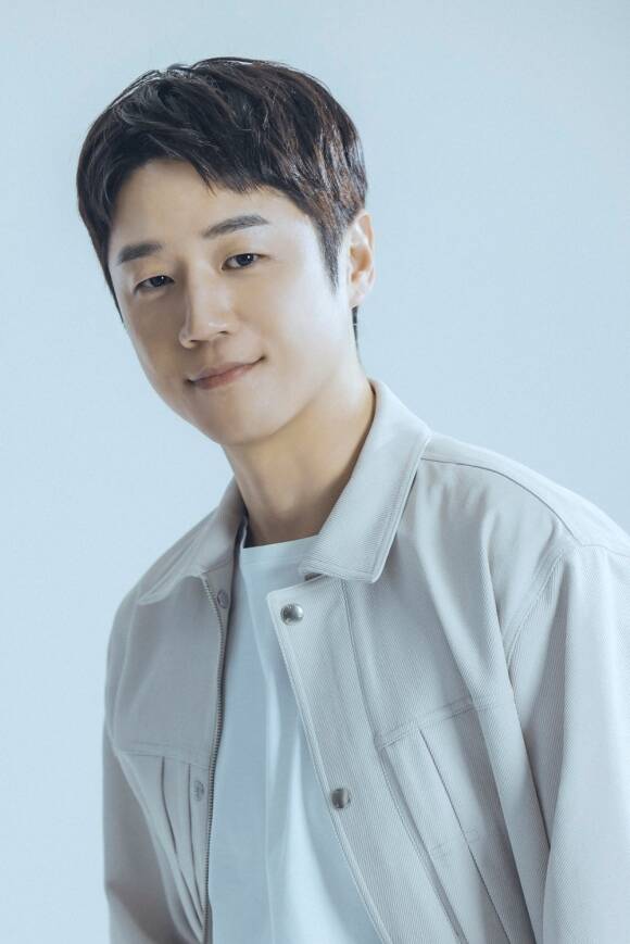 배우 정준원이 프로야구 LG트윈스의 승리를 기원하기 위해 잠실 마운드에 오른다. /에일리언컴퍼니