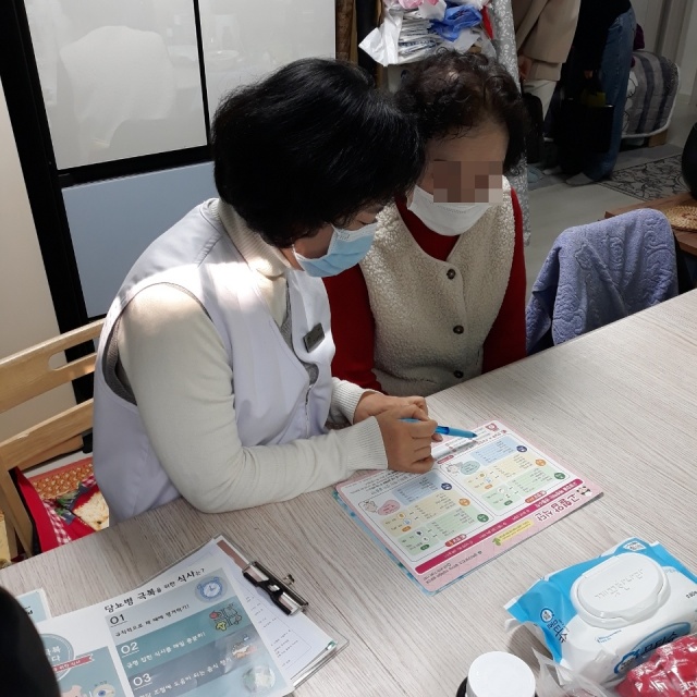 관악구 어르신 건강동행사업 대상자 영양관리 상담을 진행하고 있다. /관악구