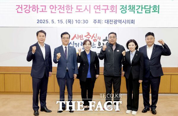 김민숙 대전시의회 의원이 회장을 맡고 있는 건강하고 안전한 도시 연구회가 15일 시의회 소통실에서 2025년도 첫 간담회를 개최했다./대전시의회
