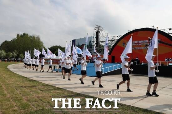 15일 오후 4시 경기 가평군 자라섬 중도에서 제71회 경기도체육대회가 개회식이 열린 가운데 기수단이 차례차례 입장하고 있다./가평군