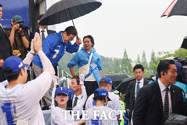 광양 시민들에게 인사하는 이재명 후보. /광양=뉴시스