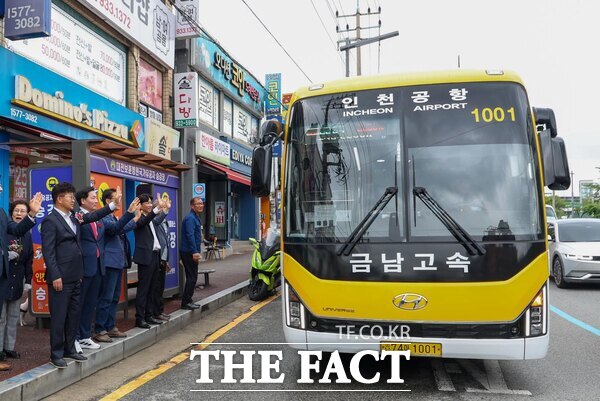 최충규 대덕구청장이 15일 첫 운행을 시작하는 신탄진 인천공항버스 운행 기사와 탑승객들에게 인사를 전하고 있다./대덕구