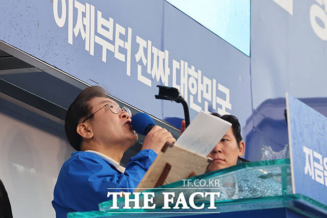 연설하던 도중 하늘을 바라보는 이재명 후보. /광양=뉴시스