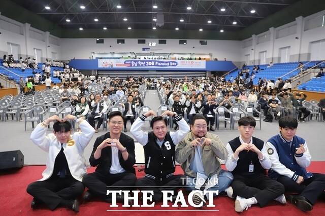 15일 충남 아산시 순천향대 실내체육관에서 열린 2025년 충남 청년 잡플래닝 데이 행사장에서 김태흠 충남도지사와 청년들이 하트를 만들며 함께 기념 촬영을 하고 있다. /충남경제진흥원