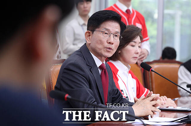 김 위원장은 김문수 국민의힘 후보를 겨냥해선 윤석열과 전광훈 두 극우정치인 덕분에 대선후보 자리에 올랐다며 본질적으로 전광훈이 키우고 윤석열이 지지한 후보로서, 윤·전 극우정치와의 절연이 원천적으로 불가능하다고 비판했다. /임영무 기자