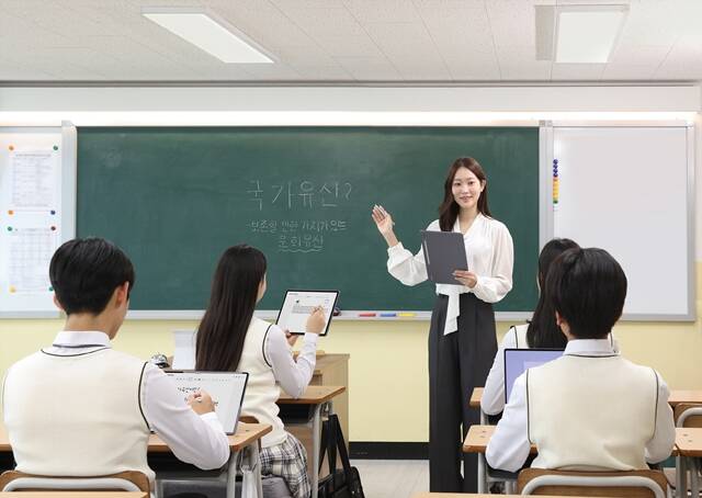 삼성전자는 갤럭시 캠퍼스의 가입 대상을 초·중·고 교사로 넓혔다고 15일 밝혔다. 사진은 갤럭시탭을 이용해 수업을 진행하는 모습. /삼성전자