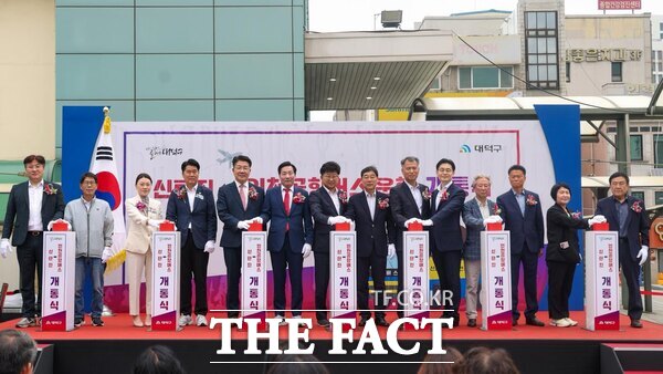 대전 대덕구는 15일 신탄진역 광장에서 인천공항버스의 첫 운행을 기념하는 개통식을 개최했다. 사진 왼쪽부터 이준규 대덕구의원, 김홍태 대덕구의원, 유승연 대덕구의원, 김기흥 대덕구의원, 송활섭 대전시의원, 전석광 대덕구의장, 최충규 대덕구청장, 이상복 신탄진 인천공항행버스 주민추진위원장, 서동석 금남·중부고속 대표, 나태열 금남·중부고속 대표, 심만보 한양고속사업이사, 변용기 신탄진지역 미래연합회 회장, 박효서 대덕구의원, 남기헌 대덕구명예구청장./대덕구