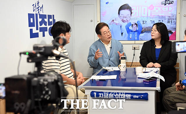 유튜브 K-이니셔TV 케미폭발 동서화합 화개장터 라이브 참여한 이재명 후보. /하동=뉴시스