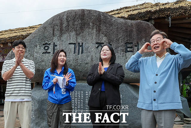 이재명 더불어민주당 대선 후보(오른쪽)가 15일 경남 하동군 화개장터 입구에서 진행된 유튜브 K-이니셔TV 케미폭발 동서화합 화개장터 라이브에 참석해 볼하트 포즈를 취하고 있다. /하동=뉴시스