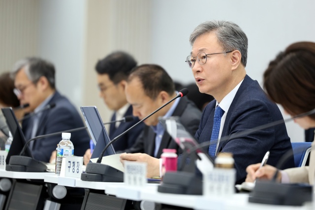 장인홍 구로구청장이 15일 오전 구청에서 열린 확대간부회의에서 규제개혁 전담반(TF) 구성 등에 대해 말하고 있다. /구로구