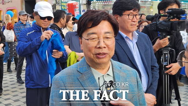 지난 12일 대전 중구 으능정이거리에서 열린 이재명 더불어민주당 대선 후보 유세 현장에 나타난 권선택 전 대전시장이 취재진과 인터뷰를 하고 있다. /정예준 기자