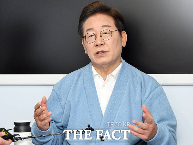 이재명 더불어민주당 대통령 후보는 스승의날인 15일 서울대 10개 만들기를 비롯한 8대 교육 공약을 발표했다. 근무시간 외 정치활동의 자유를 보장하겠다며 교원의 정치적 기본권 회복도 약속했다. /뉴시스