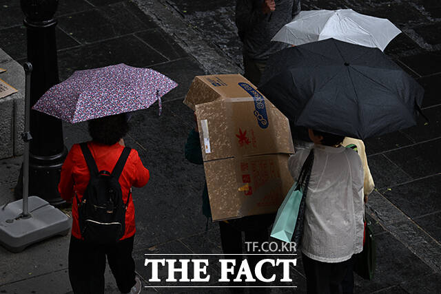 금요일인 16일 전국이 흐린 가운데 대부분 지역에 비가 내리겠다. 중부 내륙에는 소나기가 예보됐다. 아침 최저기온은 15~20도, 낮 최고기온은 20~26도의 분포를 보이겠다. /남윤호 기자