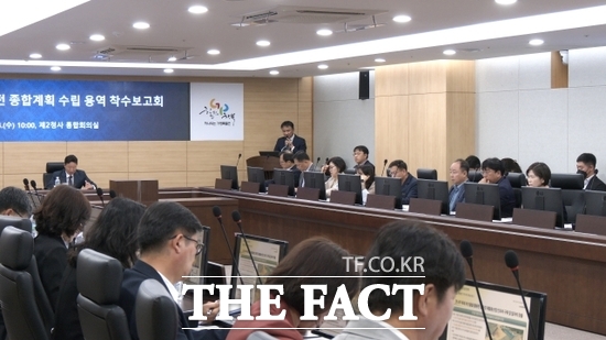 서태원 경기 가평군수를 비롯한 군 관계자들이 지난 14일 ‘접경지역 발전 종합계획 수립 용역’ 착수보고회에 참석 향후 용역 방향 및 목표 등에 대해 논의하고 있다./가평군